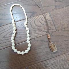 ハンドメイド 木製ビーズネックレス クリーム色と貝殻のネックレス